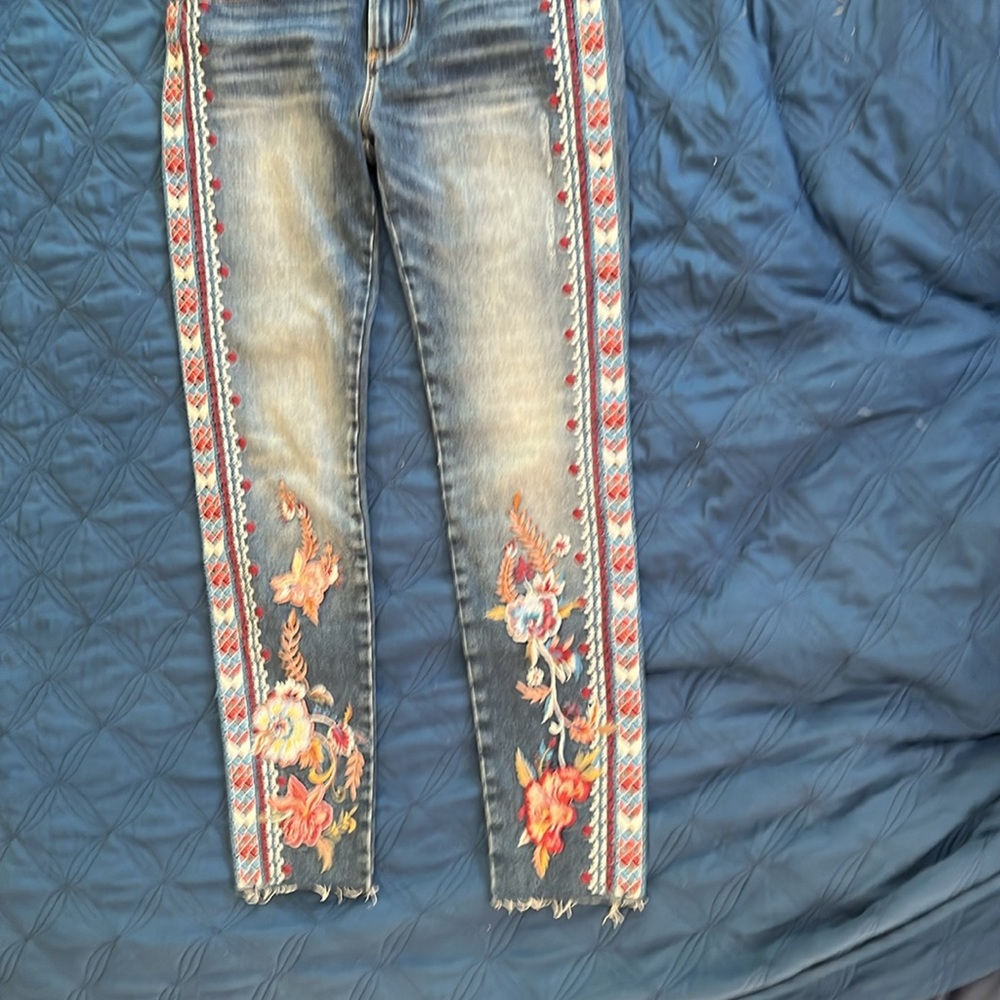 Super cute jeans!